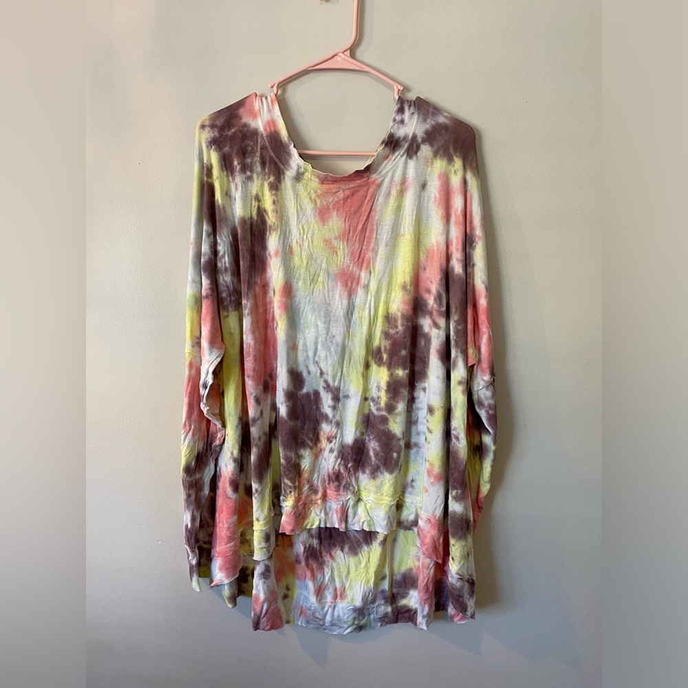 Wonderly curvy long sleeve tie dye top